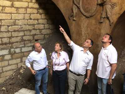 La circostanza che l�iscrizione utilizzi alcune lettere al contrario (N, D, P) � riconducibile all�appartenenza sia di Giustiniani sia di Pancotto ad una confraternita della Carboneria dal nome �La Costanza�